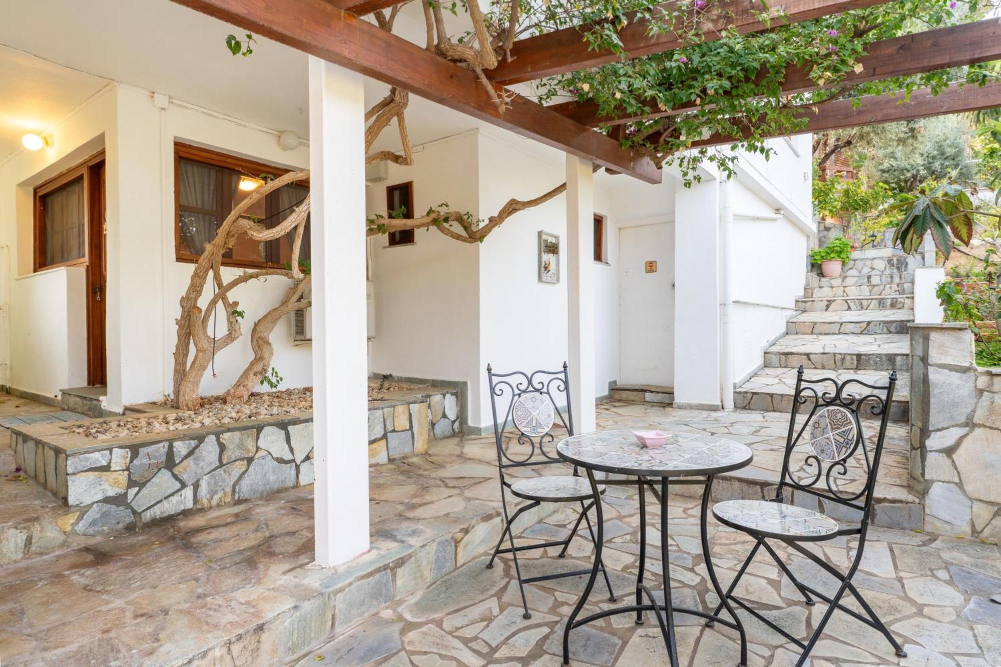 The House Of Gratitude - Poolside Retreat Villa Loutra Oraias Elenis Dış mekan fotoğraf